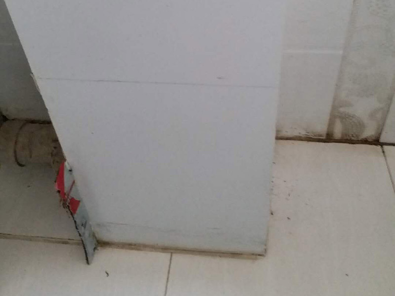 拆除包管維修：先用木龍骨做好支架，然后表面安裝上PVC板，或是再好一點就是木龍骨加上一層木板，再加上鋁塑板，再加強一下的話，就是龍木龍骨加上水泥板掛上鐵絲之后，涂上水泥再鋪一層陶瓷。但是它們都有一個缺點，就是時間長了都會被腐蝕，可能會開裂。并不是很結(jié)實。不過我們在包管之前還需要做一些工作，因為把管包上之后，我們的修理就變得比較麻煩，一旦出現(xiàn)問題就很難處理了，所以在包上之前，首先要對水管進行檢查，做好防水防漏工作。以免日后的維修工作不方便。