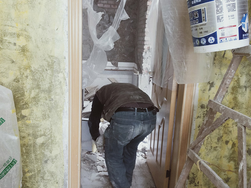 廚房瓷磚拆除：墻面上應(yīng)該還有些其他東西，比如掛毛巾的架子，放廚具的架子等等。先把這些物品都小心翼翼的拆下來(lái)，還原一面光潔的墻面，才好進(jìn)行拆卸工作。拆卸的時(shí)候要先從墻低的第一塊磚開(kāi)始拆卸，要是直接隨便從上面那一塊拆卸，拆到一半就會(huì)擋住下面的瓷磚，讓下面的瓷磚不好拆了。先用垂子敲最下面的那塊磚，把瓷磚敲松動(dòng)。送動(dòng)后，再用戴了手套的手把瓷磚拿下來(lái)，小心碎了瓷磚不要?jiǎng)澋绞至恕２鹦断聛?lái)的瓷磚堆積在地上很不方便繼續(xù)工作，這個(gè)時(shí)候上面提到的推車就派上用場(chǎng)了。用推車把瓷磚運(yùn)走，清理干凈現(xiàn)場(chǎng)，然后繼續(xù)拆卸，直到整面的墻面都拆卸完整。