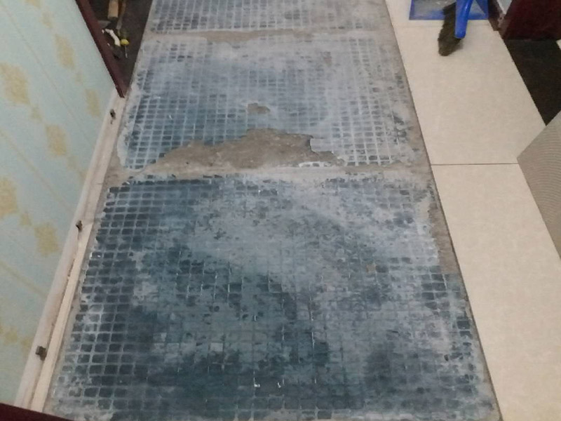 走廊地磚拆裝更換：首先我們應(yīng)查看原有磚的現(xiàn)狀，若出現(xiàn)局部破損、出現(xiàn)多處發(fā)出咚咚聲或掉落、嚴重污跡，針對這樣的情況我們必須拆除更換，因為簡單的去修補達不到好的效果了，因為如果你只想換其中的幾塊磚，很難選到顏色、型號和款式一致的地磚。 瓷質(zhì)磚表面處理劑和粘結(jié)劑，這些材料可直接涂刷于舊磚面上，接著直接鋪上新磚即可，節(jié)省了時間和精力，無論為何種瓷磚，都可以直接在舊瓷磚上直接貼新磚。但是若有重起鼓或損壞的瓷磚需鏟除，然后用表面處理劑修補，最后用瓷磚粘結(jié)劑粘貼新瓷磚即可。