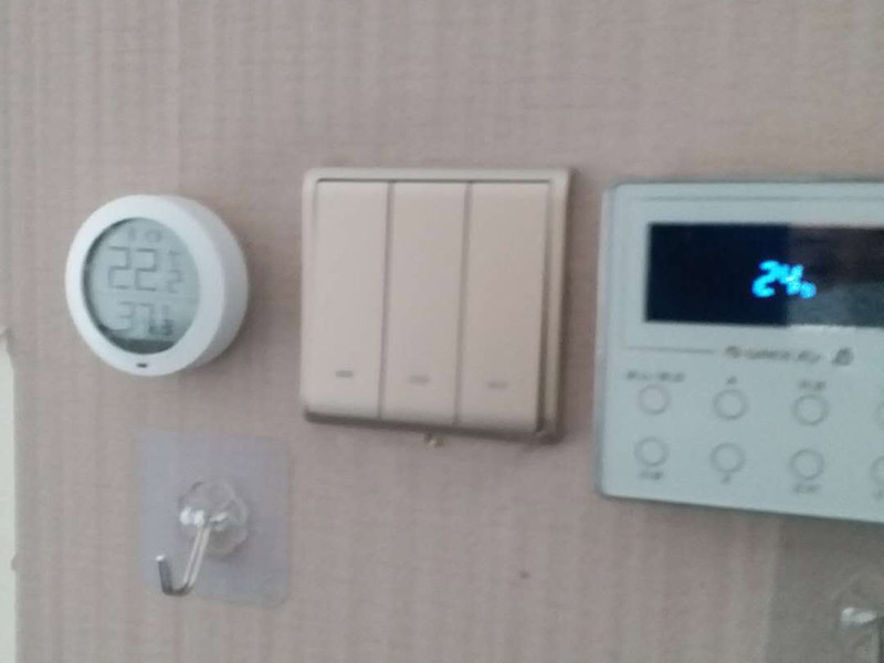 更換開關(guān)插座面板：首先斷開家里的總電源，然后用改錐撬動開關(guān)面板邊上的凹槽，面板的第1層就打開了，可以看到里面有兩顆螺絲擰開，這樣整個面板就可以被拉出，可以看到里面的電盒，以及電線，擰開面板里面的螺絲把電線取出，但是要記住，電線的位置，他們分別是火線，地線，零線。然后換上新的面板，注意三根電線千萬不要接錯，位置是一樣的，換好以后，按照原來的順序安裝好面板打開電源，試一下開關(guān)，正常了就可以了。