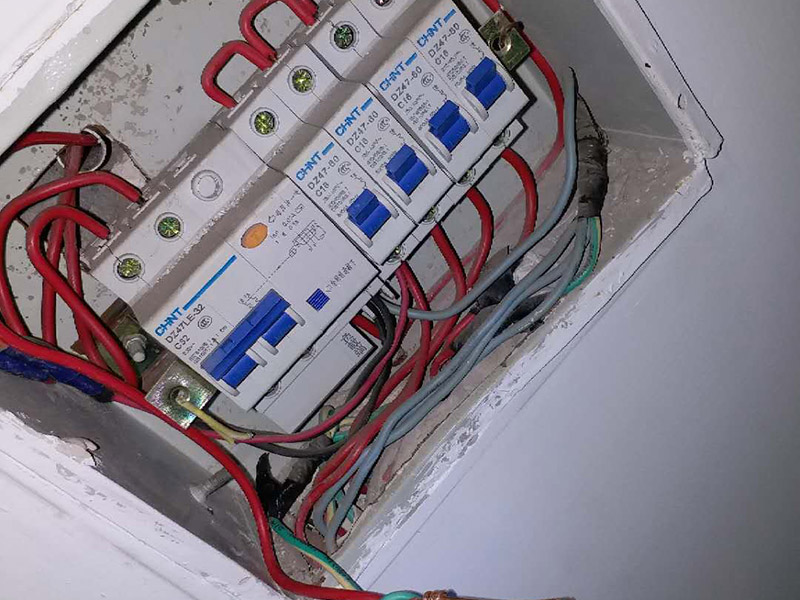 總閘接地線維修：1、裝設(shè)和拆除接地線時，必須兩人進(jìn)行。當(dāng)驗明設(shè)備確實無電后，應(yīng)立即將檢修設(shè)備接地，并將三相短路。2、裝設(shè)和拆除接地線均應(yīng)使用絕緣棒并戴絕緣手套。3、裝設(shè)接地線必須先接接地端，后接導(dǎo)體端，必須接觸牢固。4、拆除接地線的順序與裝設(shè)接地線相反。