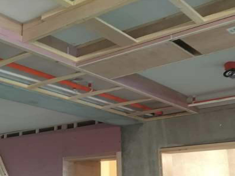 客廳吊頂裝修：客廳吊頂安裝前需要先畫好吊頂?shù)母鱾€尺寸，然后在房頂上固定好位置，再用沖擊鉆打孔，最后再把大龍骨用膨脹螺絲固定好。接下來將地上訂好的骨架托上天花板上，用方條當固定柱，并且橫豎都要打水平線來固定骨架，按照圖紙的的尺寸將多余的骨架鋸掉。下一步就是需要固定石膏板了，建議用十字架撐著吊頂上的石膏板，用螺絲加以固定，多余的石膏板需要切除。這樣之吊頂就差不多做好了。