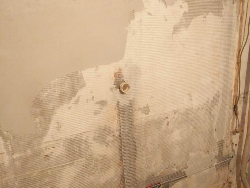 墻面掛網(wǎng)抹灰：掛網(wǎng)抹灰應(yīng)分層進行。加氣混凝土砌塊外墻體，應(yīng)先掛網(wǎng)，用50#水泥釘固定牢固，固定釘與砼面間采用強力萬能膠粘結(jié)，每200mm間距貼一個，繃緊鋼絲網(wǎng)；搭縫寬度從縫邊起每邊不得小于125mm。墻面加氣混凝土塊刷好摻用水量10%的建筑膠素水泥漿以后應(yīng)及時抹灰，不得在素水泥漿風(fēng)干后再抹灰，否則，形成隔離層，不利于基層粘結(jié)。對于加氣塊與混凝土柱梁面交接的部位，加強網(wǎng)的搭接寬度不應(yīng)小于100mm。第一遍抹砂漿，配合比為1∶3，厚度5mm，掃毛或劃出紋線，養(yǎng)護，特干后，抹第二遍，用大杠將墻面刮平，木抹子搓平。用托線板檢查，要求垂直、平整，陰、陽角方正，頂板（梁）與墻面交角順直，管后陰角順直、平整、潔凈。