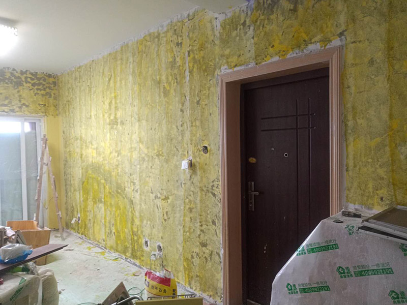 全屋墻面裝修翻新：舊墻面在翻新前一定要做墻面基底處理，粉化嚴重的要全部鏟除，鏟除后抹上一層白水泥，原來墻面過于光滑、刷過油漆的鏟除后還要做打磨處理，把粘結(jié)不牢的表皮去掉，便于新涂料和墻體粘結(jié)。對于老房翻新，墻面一定要做底漆，如果沒有刷底漆就直接上面漆的話，時間一長墻面容易起泡、發(fā)霉，太陽照曬時間長了也容易變色。墻面色差是修補墻面時需要盡量避免的，為此，應該注意按照油漆桶的說明配比、涂刷，最好估算好用量，一次準備足夠的量，這樣能保證墻面顏色一致，也能避免用量不足重新調(diào)配出來的顏色有差異。