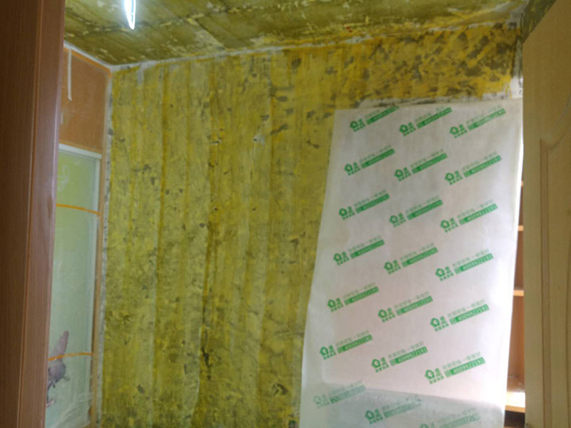 全屋墻面裝修翻新：舊墻面在翻新前一定要做墻面基底處理，粉化嚴重的要全部鏟除，鏟除后抹上一層白水泥，原來墻面過于光滑、刷過油漆的鏟除后還要做打磨處理，把粘結(jié)不牢的表皮去掉，便于新涂料和墻體粘結(jié)。對于老房翻新，墻面一定要做底漆，如果沒有刷底漆就直接上面漆的話，時間一長墻面容易起泡、發(fā)霉，太陽照曬時間長了也容易變色。墻面色差是修補墻面時需要盡量避免的，為此，應該注意按照油漆桶的說明配比、涂刷，最好估算好用量，一次準備足夠的量，這樣能保證墻面顏色一致，也能避免用量不足重新調(diào)配出來的顏色有差異。