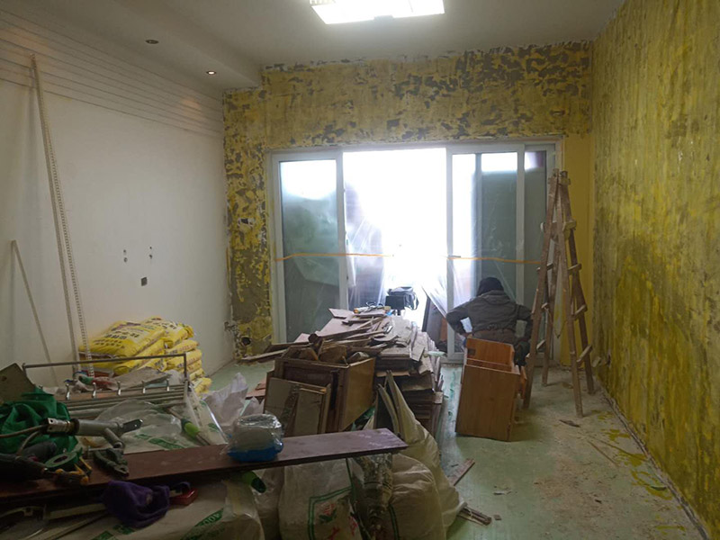 全屋墻面裝修翻新：舊墻面在翻新前一定要做墻面基底處理，粉化嚴重的要全部鏟除，鏟除后抹上一層白水泥，原來墻面過于光滑、刷過油漆的鏟除后還要做打磨處理，把粘結(jié)不牢的表皮去掉，便于新涂料和墻體粘結(jié)。對于老房翻新，墻面一定要做底漆，如果沒有刷底漆就直接上面漆的話，時間一長墻面容易起泡、發(fā)霉，太陽照曬時間長了也容易變色。墻面色差是修補墻面時需要盡量避免的，為此，應該注意按照油漆桶的說明配比、涂刷，最好估算好用量，一次準備足夠的量，這樣能保證墻面顏色一致，也能避免用量不足重新調(diào)配出來的顏色有差異。