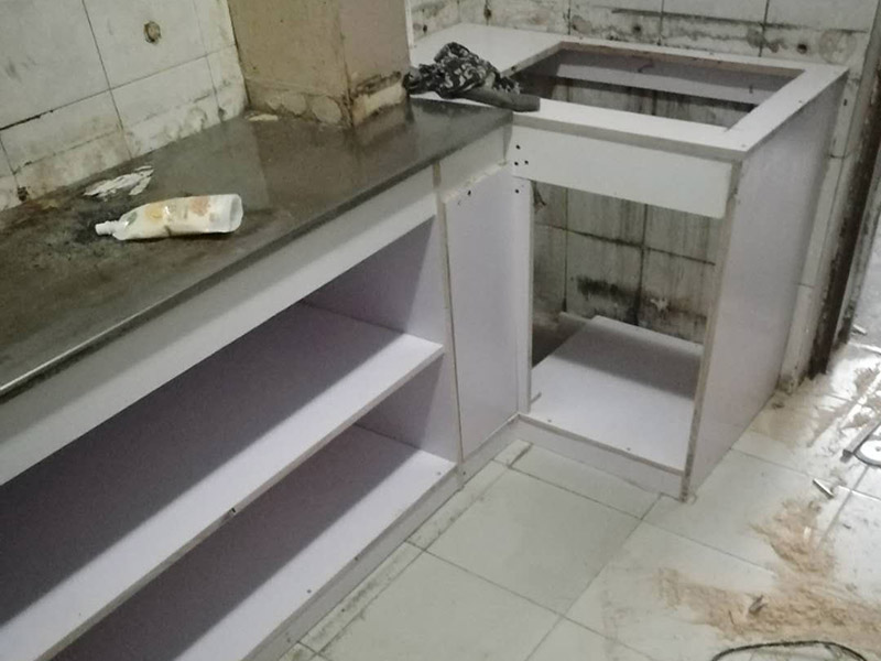 櫥柜裝修翻新：櫥柜翻新首先看下內部柜體是否完好，如果還可以的話，我們只需要更換櫥柜門就可以了，畢竟全部換柜很麻煩，只要換個相同尺寸的櫥柜門就會有煥然一新的感覺。或者柜體本身材料還可以只是外表的漆面有脫落，比較難看，那么可以用沙皮刷掉表面漆層，然后重新噴涂其他漆色來換新處理。不然就全部更換舊的櫥柜，但是拆除舊櫥柜一定要注意墻面和地面，由于范圍較大，很容易損壞其他部位，所以一定要要專業(yè)人士進行施工。