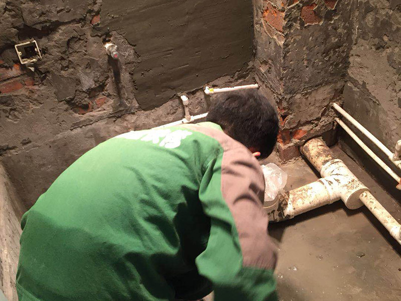 衛(wèi)生間地面找平：將基層表面的積灰、浮漿、油污及雜物清掃掉并沖洗干凈，明顯凹陷處應(yīng)用水泥砂漿或細(xì)石砼墊平，表面光滑處應(yīng)鑿毛并清刷干凈。然后根據(jù)墻面彈線標(biāo)高，用1∶2干硬性水泥砂漿在基層上做灰餅，大小約50mm見(jiàn)方，縱橫間距約1.5m左右，如局部厚度薄于10mm時(shí)，應(yīng)調(diào)整其厚度或?qū)⒏叱龅木植炕鶎予徣?。鋪抹砂漿后，隨即用鋁合金杠按灰餅高度，將砂漿找平，用木抹子搓揉壓實(shí)，將砂眼、腳印等消除后，用靠尺檢查平整度，抹時(shí)應(yīng)用力均勻，并后退著操作。待砂漿收水后，隨即用鐵抹子進(jìn)行頭遍抹平壓實(shí)至起漿為止。如局部砂漿過(guò)稀，可均勻撒一層1∶1干水泥砂（砂需過(guò)3mm篩孔）來(lái)吸水，順手用木抹子用力搓平，使互相混合。待砂漿收水后，再用鐵抹子抹壓至出漿為止。在砂漿初凝后進(jìn)行第二遍壓光，用鋼抹子邊抹邊壓，把凹坑、砂眼填實(shí)壓平，使表面平整。要求不漏壓，平面出光。