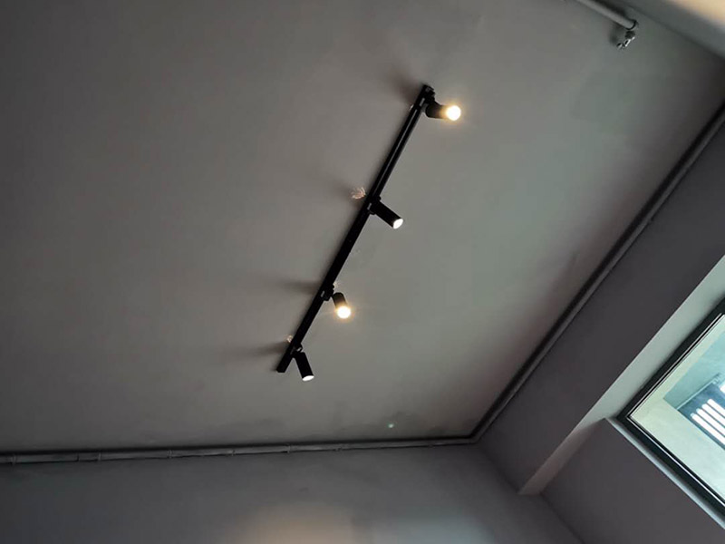 燈具安裝維修：掉線式燈頭安裝：將電源線留足維修長(zhǎng)度后剪除余線并剝出線頭，將導(dǎo)線穿過(guò)燈頭底座，用連接螺釘將底座固定在接線盒上。取一段燈線，在一端接上燈頭，燈頭內(nèi)應(yīng)系好保險(xiǎn)扣，將燈線另一頭穿入底座蓋碗，燈線在蓋碗內(nèi)系好保險(xiǎn)扣并與底座上的電源線用壓接帽連接，旋上扣碗。 吸頂燈安裝：將電源線留足維修長(zhǎng)度后剪除余先并剝出線頭，取下吸頂燈罩，把預(yù)留的電線從孔里穿過(guò)燈底座用記號(hào)筆標(biāo)出底座預(yù)留的螺絲孔取下燈底座，用電錘打出標(biāo)記的螺絲孔（一般燈具都是8個(gè)的鉆頭）孔內(nèi)塞入膨脹管，導(dǎo)線穿過(guò)燈具底座，燈具貼近頂板對(duì)好螺絲孔，擰緊螺絲 ，接好導(dǎo)線 扣上燈罩