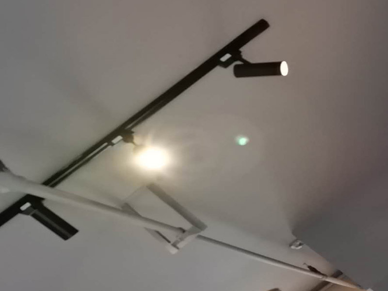 燈具安裝維修：掉線式燈頭安裝：將電源線留足維修長(zhǎng)度后剪除余線并剝出線頭，將導(dǎo)線穿過(guò)燈頭底座，用連接螺釘將底座固定在接線盒上。取一段燈線，在一端接上燈頭，燈頭內(nèi)應(yīng)系好保險(xiǎn)扣，將燈線另一頭穿入底座蓋碗，燈線在蓋碗內(nèi)系好保險(xiǎn)扣并與底座上的電源線用壓接帽連接，旋上扣碗。 吸頂燈安裝：將電源線留足維修長(zhǎng)度后剪除余先并剝出線頭，取下吸頂燈罩，把預(yù)留的電線從孔里穿過(guò)燈底座用記號(hào)筆標(biāo)出底座預(yù)留的螺絲孔取下燈底座，用電錘打出標(biāo)記的螺絲孔（一般燈具都是8個(gè)的鉆頭）孔內(nèi)塞入膨脹管，導(dǎo)線穿過(guò)燈具底座，燈具貼近頂板對(duì)好螺絲孔，擰緊螺絲 ，接好導(dǎo)線 扣上燈罩