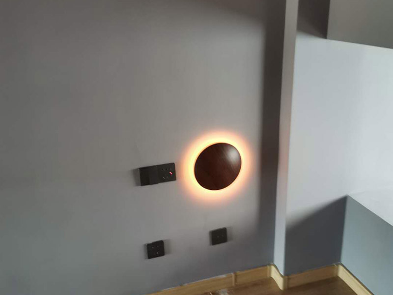 燈具安裝維修：掉線式燈頭安裝：將電源線留足維修長(zhǎng)度后剪除余線并剝出線頭，將導(dǎo)線穿過(guò)燈頭底座，用連接螺釘將底座固定在接線盒上。取一段燈線，在一端接上燈頭，燈頭內(nèi)應(yīng)系好保險(xiǎn)扣，將燈線另一頭穿入底座蓋碗，燈線在蓋碗內(nèi)系好保險(xiǎn)扣并與底座上的電源線用壓接帽連接，旋上扣碗。 吸頂燈安裝：將電源線留足維修長(zhǎng)度后剪除余先并剝出線頭，取下吸頂燈罩，把預(yù)留的電線從孔里穿過(guò)燈底座用記號(hào)筆標(biāo)出底座預(yù)留的螺絲孔取下燈底座，用電錘打出標(biāo)記的螺絲孔（一般燈具都是8個(gè)的鉆頭）孔內(nèi)塞入膨脹管，導(dǎo)線穿過(guò)燈具底座，燈具貼近頂板對(duì)好螺絲孔，擰緊螺絲 ，接好導(dǎo)線 扣上燈罩