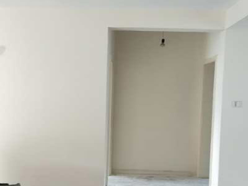 墻面粉刷翻新：在舊墻面上重新刷乳膠漆之前，一般先要對舊墻上的油污、浮灰、空鼓或裂紋等做處理，清除浮灰，鏟除起砂翹皮等部位，對油污的部位，應(yīng)先將原有涂層鏟除，不能鏟除應(yīng)徹底清洗干凈，墻面清理完畢，在用膩子批刮兩道。盡量用較細的砂紙，通常質(zhì)地較松軟的膩子用400-500號的砂紙，質(zhì)地較硬的用360-400號為佳，假如砂紙?zhí)值脑挄粝潞苌畹纳昂郏⑵崾茄谏w不掉的。 打磨結(jié)束必定。墻面底漆很重要，特別對舊墻刷新來說，如果直接上面漆墻面容易起泡發(fā)霉，日照久了墻面顏色也容易出現(xiàn)變化。刷底漆時一定要注意刷勻，確保墻面每個地方都刷到。刷底漆時滾筒選擇也很重要，不好的滾筒涂刷效果較差，會直接影響到面漆效果。 上完底漆后，可以明顯看到膩子打磨完畢后還留有一些坑眼，這時候就需要修補了，修補時一定要打磨平整，再用稍微多加一點水的底漆刷一遍，以免刷面漆的時候因為與其它墻面吃水量不同而有色差。