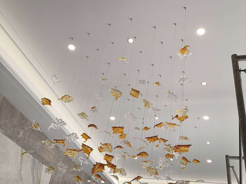 水晶吊燈安裝：一般屋頂都是水泥或者是磚石結(jié)構(gòu)，應(yīng)采用預(yù)埋吊鉤、螺栓、螺釘、膨脹螺栓固定，這個時候要注意固定螺帽的承載能力要和水晶吊燈的重量相匹配。把這個時候就要使用電鉆鉆頭將膨脹螺絲釘固定到孔位，不要偏了位置，手臂要直，不要鉆斜了。用燈具內(nèi)的安裝螺絲把掛板上到膨脹螺絲里面。注意不要把一邊先上死，兩邊輪著旋緊，保證掛板的平衡。各種水晶吊燈在安裝在易燃結(jié)構(gòu)比如木質(zhì)吊燈內(nèi)，或者屋頂易燃物時一定要做好隔熱和防火處理。安裝燈泡時接線應(yīng)接在中心觸點(diǎn)的端子上，零線應(yīng)接在螺紋的端子上。燈具采用螺口燈頭時，相線應(yīng)接燈頭的頂心，零線接螺口。記得裝齊燈泡要開燈看一下有沒有不亮的，再做調(diào)試。