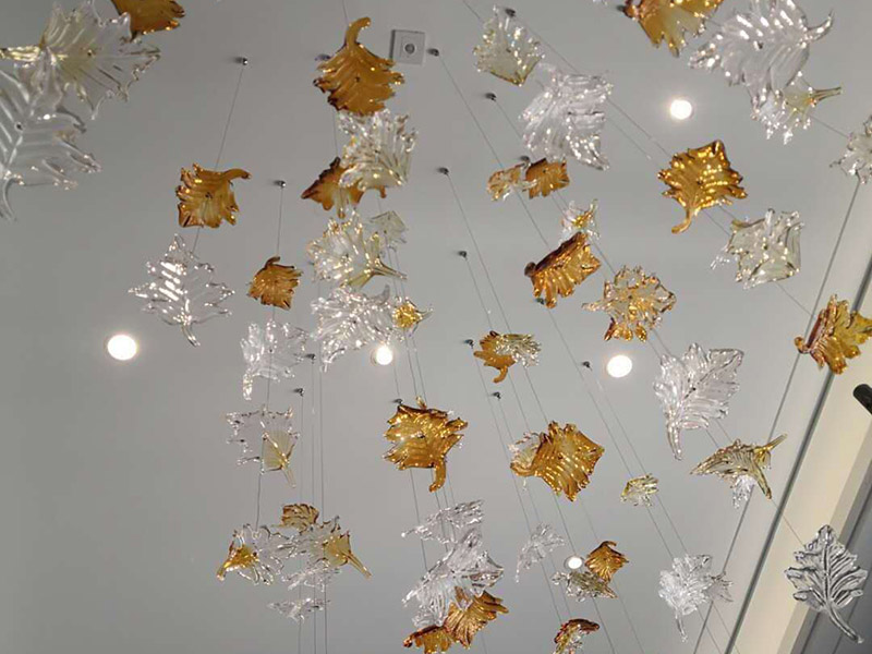 水晶吊燈安裝：一般屋頂都是水泥或者是磚石結(jié)構(gòu)，應(yīng)采用預(yù)埋吊鉤、螺栓、螺釘、膨脹螺栓固定，這個時候要注意固定螺帽的承載能力要和水晶吊燈的重量相匹配。把這個時候就要使用電鉆鉆頭將膨脹螺絲釘固定到孔位，不要偏了位置，手臂要直，不要鉆斜了。用燈具內(nèi)的安裝螺絲把掛板上到膨脹螺絲里面。注意不要把一邊先上死，兩邊輪著旋緊，保證掛板的平衡。各種水晶吊燈在安裝在易燃結(jié)構(gòu)比如木質(zhì)吊燈內(nèi)，或者屋頂易燃物時一定要做好隔熱和防火處理。安裝燈泡時接線應(yīng)接在中心觸點(diǎn)的端子上，零線應(yīng)接在螺紋的端子上。燈具采用螺口燈頭時，相線應(yīng)接燈頭的頂心，零線接螺口。記得裝齊燈泡要開燈看一下有沒有不亮的，再做調(diào)試。