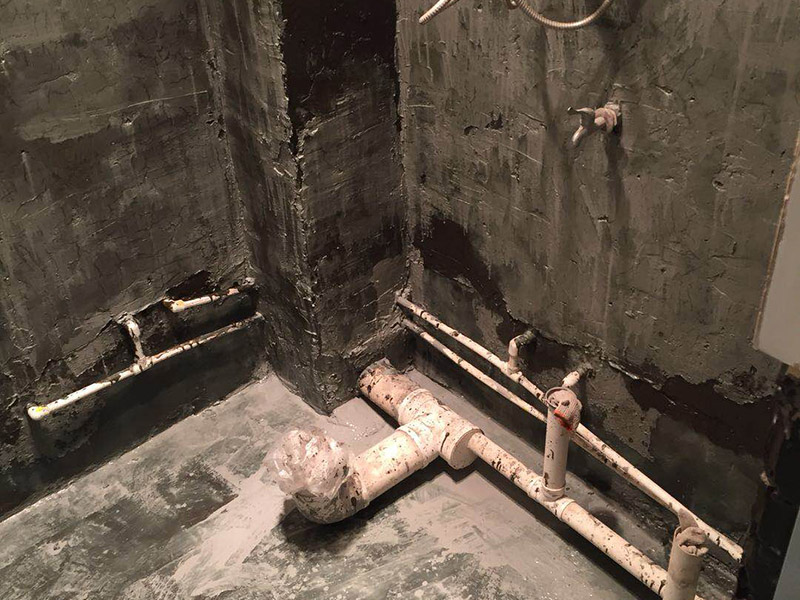 衛(wèi)生間刷防水：清理墻面和地面 在涂刷防水涂層之前，先要清理墻面和地面，同時要用連接的氣泵皮管吹盡陰角處的浮沉。刷防水涂料時先刷墻角部位，交接處應有200mm，不得有漏刷情況。 墻角涂刷完成后涂刷墻體：第一遍涂刷墻面時，應上下縱向涂刷，第二遍涂刷墻體，應左右橫向涂刷。注意、第二遍防水涂料間需要有一定時間間隔，待遍涂料干透后才能進行第二遍，具體時間視涂料而定。間隔時間太短，防水的效果會大打折扣。地面防水涂料的涂刷應該從房間里側向門口涂刷，地面水管接口處尤其要仔細涂刷，不能有任何遺漏。