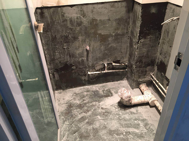 衛(wèi)生間刷防水：清理墻面和地面 在涂刷防水涂層之前，先要清理墻面和地面，同時要用連接的氣泵皮管吹盡陰角處的浮沉。刷防水涂料時先刷墻角部位，交接處應有200mm，不得有漏刷情況。 墻角涂刷完成后涂刷墻體：第一遍涂刷墻面時，應上下縱向涂刷，第二遍涂刷墻體，應左右橫向涂刷。注意、第二遍防水涂料間需要有一定時間間隔，待遍涂料干透后才能進行第二遍，具體時間視涂料而定。間隔時間太短，防水的效果會大打折扣。地面防水涂料的涂刷應該從房間里側向門口涂刷，地面水管接口處尤其要仔細涂刷，不能有任何遺漏。