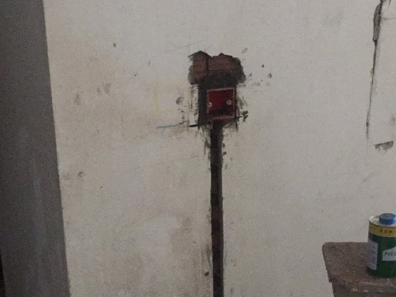 暗管布線安裝：根據(jù)需要，在墻面的合適處畫出埋穴位置，并比照接線盒大?。ㄋ闹芊糯?&mdash;3毫米），畫出開鑿范圍框線（兩個裝蓋孔應(yīng)保持水平）。以平口鑿沿柜線垂直鑿出深溝，然后從框內(nèi)向框外斜鑿去磚角，反復(fù)進行，并注意不得崩裂框線。裝正接線盒，敲去安裝孔蓋，對準線槽，并使裝蓋面稍稍伸出磚砌面，且低于粉刷面3&mdash;5毫米，再用調(diào)成膏狀的水泥粘牢。利用線管內(nèi)事先穿入的引線，將待裝電線引入線管之中。