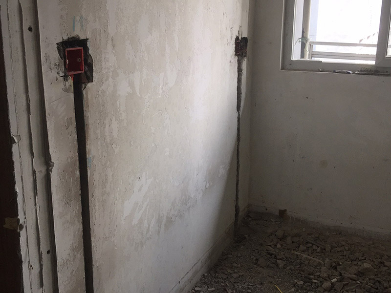 電路開槽安裝：定位開槽：定位完成后，電工根據(jù)定位和電路走向，開布線槽，線路槽橫平豎直。 走管：布線一般采用線管暗埋方式。線管有冷彎管和 PVC管兩種，冷彎管可以彎曲而不斷裂，是布線的最好選擇，因為它的轉(zhuǎn)角是有弧度的，線可以隨時更換，而不用開墻。 穿線：強弱電的間距要在 30---50 公分；強弱電更不能同穿一根管內(nèi)；空調(diào)插座安 裝應(yīng)離地 2 米以上，電線線路要和煤氣管相距 40 公分以上。