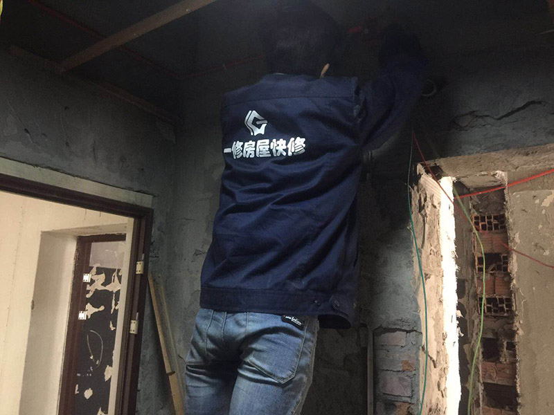 電路暗管穿線：首先把引線鐵絲頭約彈簧一半的長度置彈簧內(nèi)，再用細鐵線絞緊使二者不易分離脫落即可，不論是穿引線鐵絲還是用鐵絲拉穿導線，過彎道都要溫柔一點，否則容易出麻煩，穿好鐵絲后，把待穿的導線集束，牢固地捆綁在鐵絲一端，慢慢拉動鐵絲的另一端，導線就穿成了； 穿線的暗管彎頭，只能用專用工具把管子彎曲以擴大轉(zhuǎn)彎半徑使穿線容易，而不可使用成品彎頭，使用成品彎頭即便預留引線都很難很難穿線而且還會在穿線過程中使導線絕緣受損。