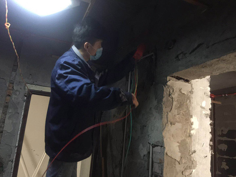 電路暗管穿線：首先把引線鐵絲頭約彈簧一半的長度置彈簧內(nèi)，再用細鐵線絞緊使二者不易分離脫落即可，不論是穿引線鐵絲還是用鐵絲拉穿導線，過彎道都要溫柔一點，否則容易出麻煩，穿好鐵絲后，把待穿的導線集束，牢固地捆綁在鐵絲一端，慢慢拉動鐵絲的另一端，導線就穿成了； 穿線的暗管彎頭，只能用專用工具把管子彎曲以擴大轉(zhuǎn)彎半徑使穿線容易，而不可使用成品彎頭，使用成品彎頭即便預留引線都很難很難穿線而且還會在穿線過程中使導線絕緣受損。