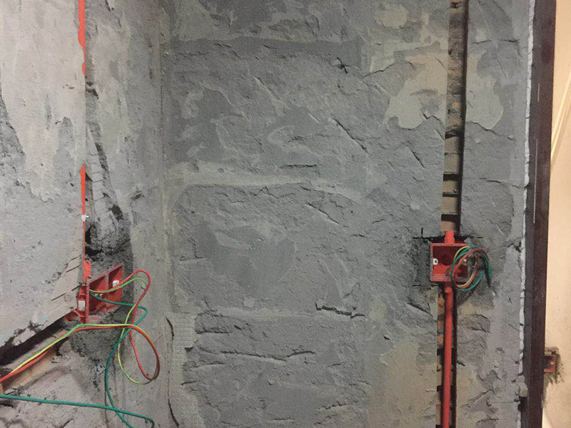 電路暗管穿線：首先把引線鐵絲頭約彈簧一半的長度置彈簧內(nèi)，再用細鐵線絞緊使二者不易分離脫落即可，不論是穿引線鐵絲還是用鐵絲拉穿導線，過彎道都要溫柔一點，否則容易出麻煩，穿好鐵絲后，把待穿的導線集束，牢固地捆綁在鐵絲一端，慢慢拉動鐵絲的另一端，導線就穿成了； 穿線的暗管彎頭，只能用專用工具把管子彎曲以擴大轉(zhuǎn)彎半徑使穿線容易，而不可使用成品彎頭，使用成品彎頭即便預留引線都很難很難穿線而且還會在穿線過程中使導線絕緣受損。