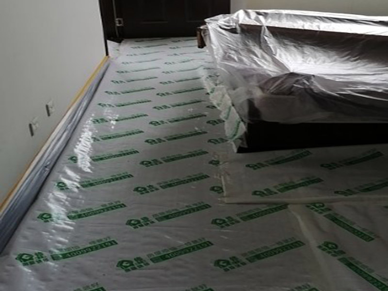 地面家具保護(hù)：地面有瓷磚或是地板的話，很可能改造的時(shí)候?qū)λ麄冇袀Φ?，所以在舊房改造中一定要對(duì)地面進(jìn)行保護(hù)，可以在地面鋪上厚厚的廢紙箱，紙箱下面墊些軟的東西，防止刮花地板。再叫施工師傅用鉆子鑿，別用大鐵錘直接砸。直接砸碎磚會(huì)亂飛。