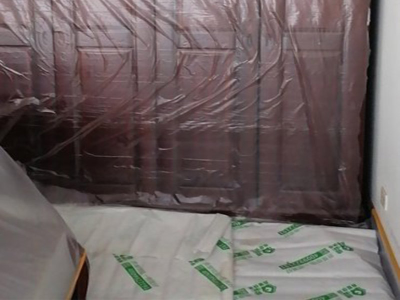 地面家具保護(hù)：地面有瓷磚或是地板的話，很可能改造的時(shí)候?qū)λ麄冇袀Φ?，所以在舊房改造中一定要對(duì)地面進(jìn)行保護(hù)，可以在地面鋪上厚厚的廢紙箱，紙箱下面墊些軟的東西，防止刮花地板。再叫施工師傅用鉆子鑿，別用大鐵錘直接砸。直接砸碎磚會(huì)亂飛。