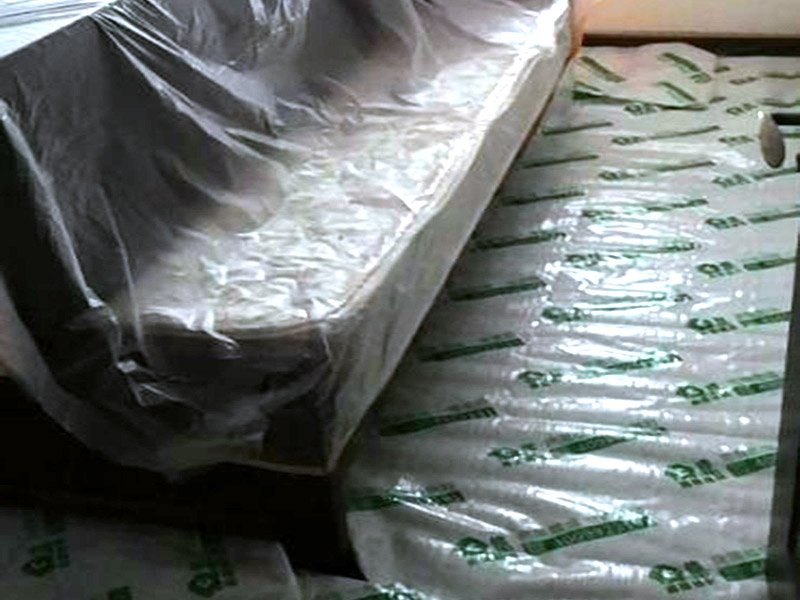 地面家具保護(hù)：地面有瓷磚或是地板的話，很可能改造的時(shí)候?qū)λ麄冇袀Φ?，所以在舊房改造中一定要對(duì)地面進(jìn)行保護(hù)，可以在地面鋪上厚厚的廢紙箱，紙箱下面墊些軟的東西，防止刮花地板。再叫施工師傅用鉆子鑿，別用大鐵錘直接砸。直接砸碎磚會(huì)亂飛。