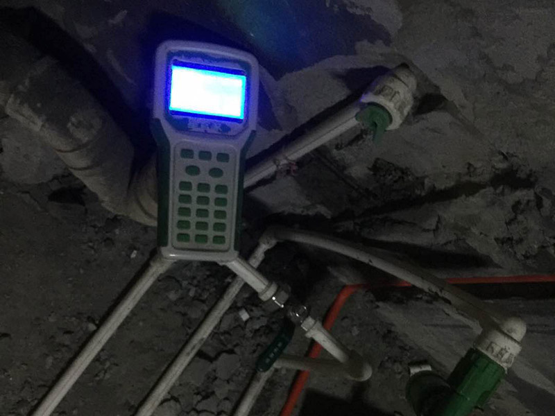 水管打壓檢測：靜水管道的壓力是不能夠低于0.80MPa，而若是管道工作壓力小于0.8MPa，那么水壓試驗(yàn)壓力應(yīng)選擇0.8MPa。并且需要注意的是，不能用氣壓試驗(yàn)代替水壓試驗(yàn)。管道水壓試驗(yàn)長度不能超過1000m，并且對于有附件的管段來說，水壓試驗(yàn)分段長度不宜大于500m。并且材質(zhì)不同，試壓是需要有所區(qū)分的。在加壓時(shí)，應(yīng)該采用帶有計(jì)量裝置的設(shè)備，并且精度不應(yīng)低于1.5級，量程范圍應(yīng)為試驗(yàn)壓力1.3~1.5倍，表盤直徑不應(yīng)小于150mm。