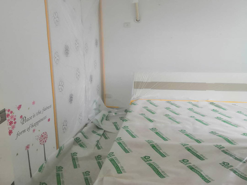 家具地面保護(hù)：滿鋪成品瓦楞紙板，再用干凈彩條布滿鋪在普通石膏板上，在彩條布交接處及轉(zhuǎn)角處用膠帶固定，也可選用木芯板或三夾板。材料選用視上人、車情況而定。用原門框保護(hù)膜，或者多層板或密度板，報(bào)紙，美紋紙保護(hù)。