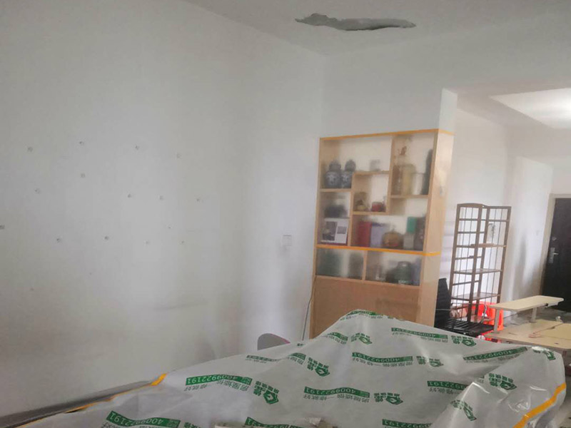 家具地面保護(hù)：滿鋪成品瓦楞紙板，再用干凈彩條布滿鋪在普通石膏板上，在彩條布交接處及轉(zhuǎn)角處用膠帶固定，也可選用木芯板或三夾板。材料選用視上人、車情況而定。用原門框保護(hù)膜，或者多層板或密度板，報(bào)紙，美紋紙保護(hù)。