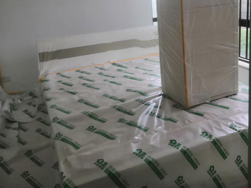 家具地面保護(hù)：滿鋪成品瓦楞紙板，再用干凈彩條布滿鋪在普通石膏板上，在彩條布交接處及轉(zhuǎn)角處用膠帶固定，也可選用木芯板或三夾板。材料選用視上人、車情況而定。用原門框保護(hù)膜，或者多層板或密度板，報(bào)紙，美紋紙保護(hù)。