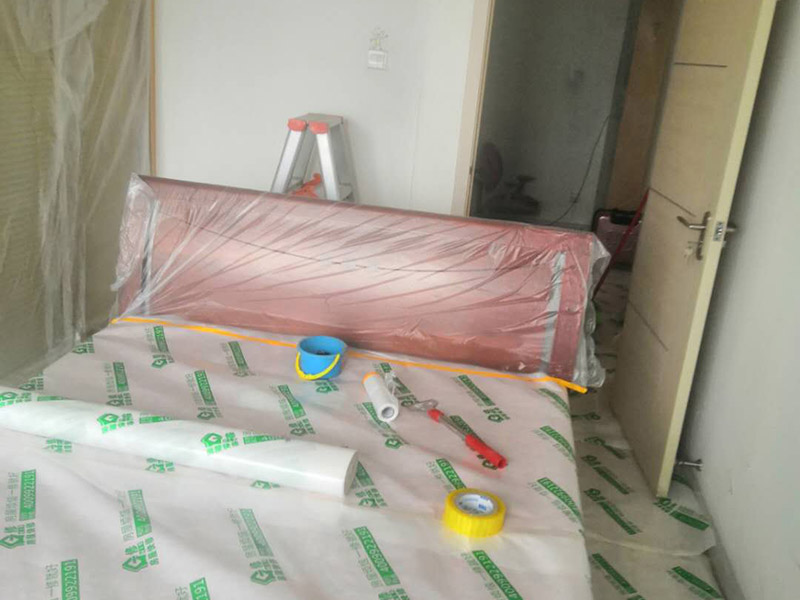家具地面保護(hù)：滿鋪成品瓦楞紙板，再用干凈彩條布滿鋪在普通石膏板上，在彩條布交接處及轉(zhuǎn)角處用膠帶固定，也可選用木芯板或三夾板。材料選用視上人、車情況而定。用原門框保護(hù)膜，或者多層板或密度板，報(bào)紙，美紋紙保護(hù)。