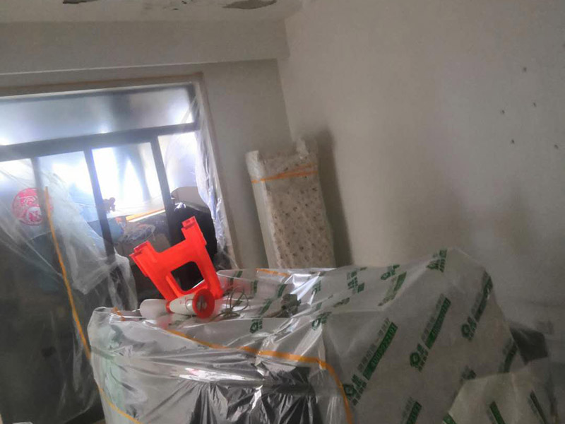 家具地面保護(hù)：滿鋪成品瓦楞紙板，再用干凈彩條布滿鋪在普通石膏板上，在彩條布交接處及轉(zhuǎn)角處用膠帶固定，也可選用木芯板或三夾板。材料選用視上人、車情況而定。用原門框保護(hù)膜，或者多層板或密度板，報(bào)紙，美紋紙保護(hù)。