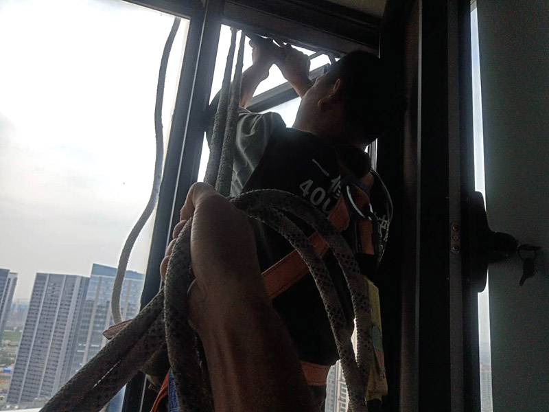 舊門(mén)窗膠清除：一般首先需要用刀片把門(mén)窗框內(nèi)側(cè)的密封膠等切開(kāi)，門(mén)窗如果是采用膨脹螺栓與墻體連接的，可直接用螺絲刀把膨脹螺栓取下;如果脹栓生銹，則可用沖擊鉆將其打碎;而如果是采用連接片連接的則直接使用沖擊鉆即可;如果窗框難以取下，則需用鋼鋸將靠墻的框中部鋸開(kāi)取下。門(mén)窗拆除時(shí)，需要避免用大錘猛砸拆除的情況，防止對(duì)墻體結(jié)構(gòu)造成破壞。如果對(duì)原有建筑墻體造成破壞，還需要進(jìn)行修復(fù)，會(huì)大大增加施工成本。