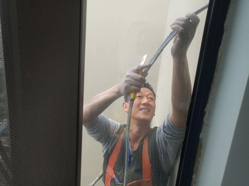 舊門(mén)窗膠清除：一般首先需要用刀片把門(mén)窗框內(nèi)側(cè)的密封膠等切開(kāi)，門(mén)窗如果是采用膨脹螺栓與墻體連接的，可直接用螺絲刀把膨脹螺栓取下;如果脹栓生銹，則可用沖擊鉆將其打碎;而如果是采用連接片連接的則直接使用沖擊鉆即可;如果窗框難以取下，則需用鋼鋸將靠墻的框中部鋸開(kāi)取下。門(mén)窗拆除時(shí)，需要避免用大錘猛砸拆除的情況，防止對(duì)墻體結(jié)構(gòu)造成破壞。如果對(duì)原有建筑墻體造成破壞，還需要進(jìn)行修復(fù)，會(huì)大大增加施工成本。