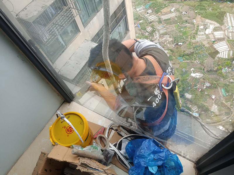 門(mén)窗重新打膠維修:1.當(dāng)我們粘在破碎的橋梁的鋁門(mén)窗上時(shí)，如果需要在外面粘合，我們必須將它粘在外面，因?yàn)槿绻鼛缀醪徽吃谑覂?nèi)，它顯然會(huì)不均勻。它不起防水功能。 2.當(dāng)我們將破碎的橋梁的鋁門(mén)和窗戶(hù)粘在一起時(shí)，我們需要將膠帶放在鋁門(mén)的側(cè)面和斷橋的窗戶(hù)上。不要將它粘在頂部也很重要。否則，更重要的是。之后，膠帶脫膠，防水效果消失。