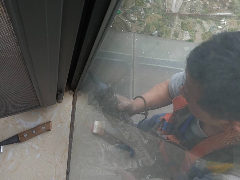 門(mén)窗重新打膠維修:1.當(dāng)我們粘在破碎的橋梁的鋁門(mén)窗上時(shí)，如果需要在外面粘合，我們必須將它粘在外面，因?yàn)槿绻鼛缀醪徽吃谑覂?nèi)，它顯然會(huì)不均勻。它不起防水功能。 2.當(dāng)我們將破碎的橋梁的鋁門(mén)和窗戶(hù)粘在一起時(shí)，我們需要將膠帶放在鋁門(mén)的側(cè)面和斷橋的窗戶(hù)上。不要將它粘在頂部也很重要。否則，更重要的是。之后，膠帶脫膠，防水效果消失。