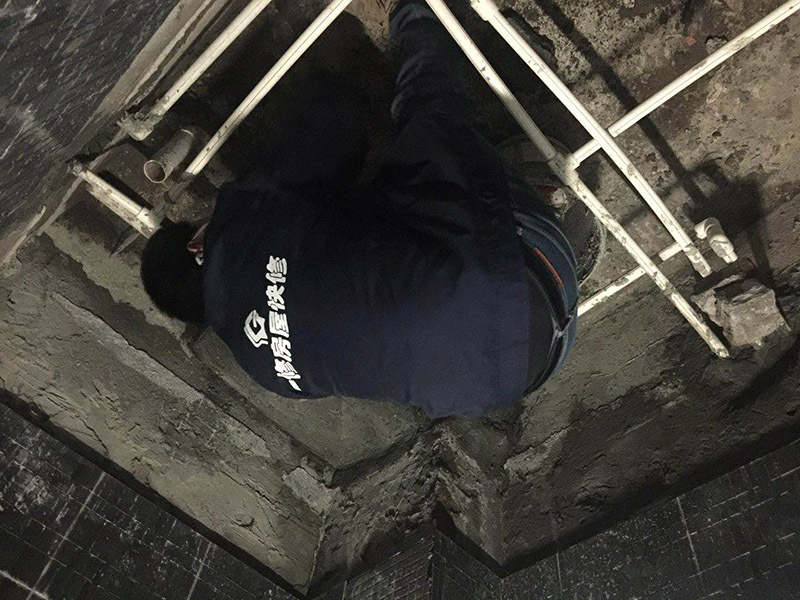 衛(wèi)生間管道改造：處理下水管時(shí)，師傅在底部加了一個(gè)存水彎，這樣既能起到阻止返水的作用，同時(shí)也兼具阻隔臭氣的作用。水泥層中的暗地漏處理，這個(gè)是最實(shí)用，也是最容易忽略的地方，而它的作用，主要是用來(lái)排放地磚層下積水的，避免地磚長(zhǎng)期在積水的滲透下，出現(xiàn)起殼的問(wèn)題，繼而對(duì)防水產(chǎn)生影響；所以說(shuō)衛(wèi)生間的管道這樣處理才最好。