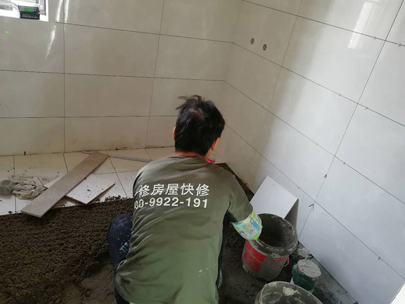 浴室墻磚地磚鋪貼：在鋪貼瓷磚前，我們要先把還沒涂抹水泥的地磚鋪在地上，并敲平，然后在地磚上涂滿水泥，鋪在地面，鋪地磚的過程中要對(duì)齊四塊磚的對(duì)角位置。   另外，在鋪貼瓷磚時(shí)也要講究鋪貼順序，在鋪地磚時(shí)應(yīng)從內(nèi)向外貼，有坡度或地漏的地方，要注意排水方向找坡，而墻面磚應(yīng)從下往上貼，底層的瓷磚要最后貼，這樣鋪貼出來(lái)才美觀，我們鋪完地磚后還要壓地磚。