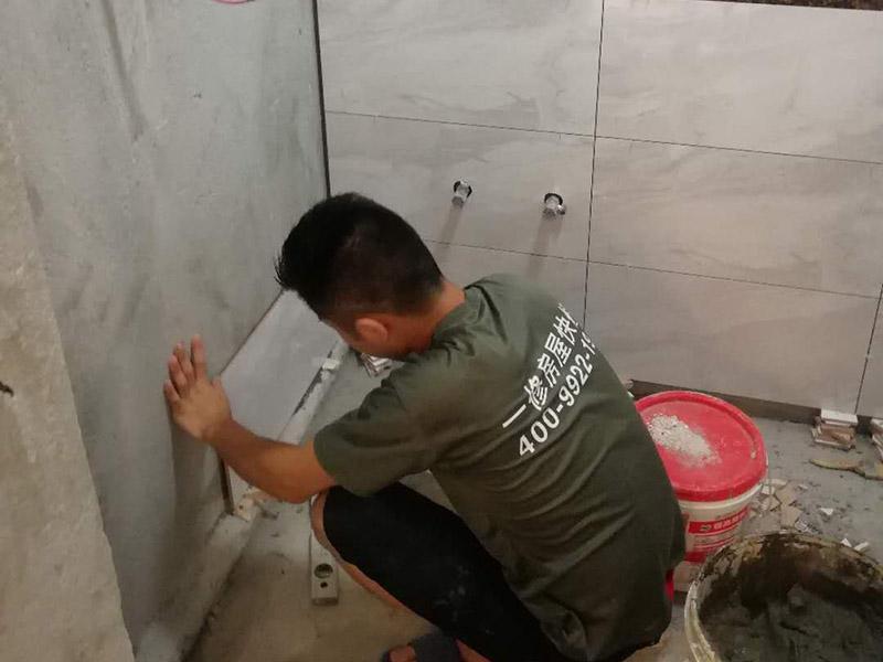 浴室墻磚地磚鋪貼：在鋪貼瓷磚前，我們要先把還沒涂抹水泥的地磚鋪在地上，并敲平，然后在地磚上涂滿水泥，鋪在地面，鋪地磚的過程中要對(duì)齊四塊磚的對(duì)角位置。   另外，在鋪貼瓷磚時(shí)也要講究鋪貼順序，在鋪地磚時(shí)應(yīng)從內(nèi)向外貼，有坡度或地漏的地方，要注意排水方向找坡，而墻面磚應(yīng)從下往上貼，底層的瓷磚要最后貼，這樣鋪貼出來(lái)才美觀，我們鋪完地磚后還要壓地磚。