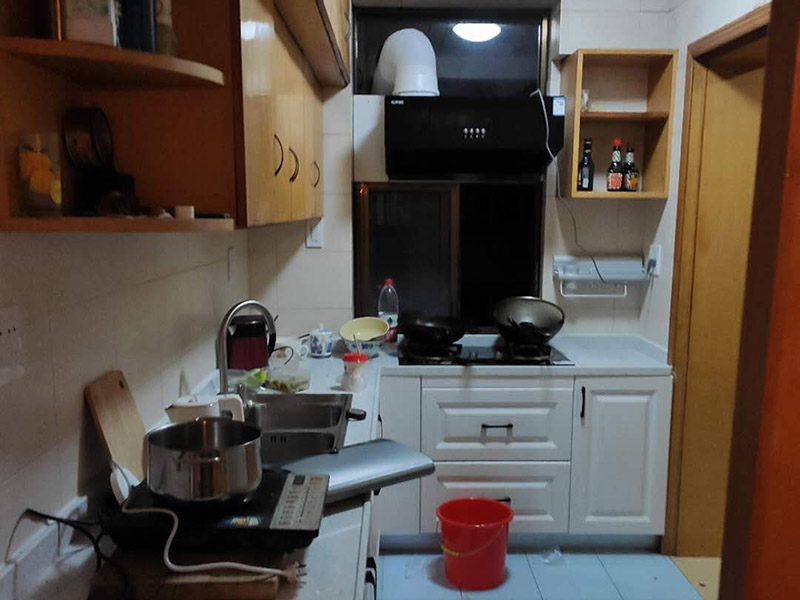 櫥柜拆除重裝：首先臺面是不能直接整體拆除的。在操作的時候需要跟安裝時所搬來部件一樣，先將吊柜一體拆下來然后才能將臺面板拆下來。最后再把柜體拆除。整體拆步驟比較的麻煩，需要有專業(yè)人員進(jìn)行。 1、裝置地柜：這是全體櫥柜裝置程序中的第1步。咱們在進(jìn)行裝置前應(yīng)當(dāng)先進(jìn)行地上的整理。最常見的地柜外型有L型和U型，咱們應(yīng)當(dāng)仔細(xì)丈量廚房的尺度，然后找到基準(zhǔn)點，做好地柜之間的銜接。 2、裝置吊柜：作為全體櫥柜裝置程序的第2步，咱們要確保吊柜裝置時銜接嚴(yán)密，水平線與臺面間隔適中。 3、裝置臺面：臺面的裝置放到第三步是為了削減差錯。 4、裝置五金：廚房用的五金有水龍頭、水槽、開關(guān)面板等。 5、裝置灶具：這是全體櫥柜裝置程序中的最終一步，油煙機之類灶具的裝置方位要經(jīng)過慎重考慮，電源孔巨細(xì)要合適。 6、調(diào)整柜門：調(diào)整門板是為確保柜門縫隙均勻及橫平豎直。地柜進(jìn)深一般為550毫米，吊柜為300毫米，提示消費者也能夠依據(jù)實際情況進(jìn)行調(diào)整。