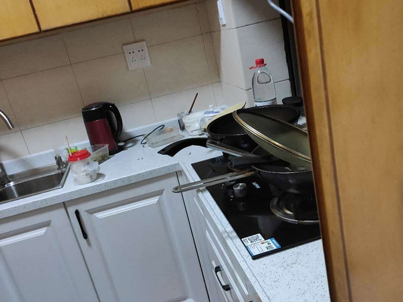 櫥柜拆除重裝：首先臺面是不能直接整體拆除的。在操作的時候需要跟安裝時所搬來部件一樣，先將吊柜一體拆下來然后才能將臺面板拆下來。最后再把柜體拆除。整體拆步驟比較的麻煩，需要有專業(yè)人員進(jìn)行。 1、裝置地柜：這是全體櫥柜裝置程序中的第1步。咱們在進(jìn)行裝置前應(yīng)當(dāng)先進(jìn)行地上的整理。最常見的地柜外型有L型和U型，咱們應(yīng)當(dāng)仔細(xì)丈量廚房的尺度，然后找到基準(zhǔn)點，做好地柜之間的銜接。 2、裝置吊柜：作為全體櫥柜裝置程序的第2步，咱們要確保吊柜裝置時銜接嚴(yán)密，水平線與臺面間隔適中。 3、裝置臺面：臺面的裝置放到第三步是為了削減差錯。 4、裝置五金：廚房用的五金有水龍頭、水槽、開關(guān)面板等。 5、裝置灶具：這是全體櫥柜裝置程序中的最終一步，油煙機之類灶具的裝置方位要經(jīng)過慎重考慮，電源孔巨細(xì)要合適。 6、調(diào)整柜門：調(diào)整門板是為確保柜門縫隙均勻及橫平豎直。地柜進(jìn)深一般為550毫米，吊柜為300毫米，提示消費者也能夠依據(jù)實際情況進(jìn)行調(diào)整。