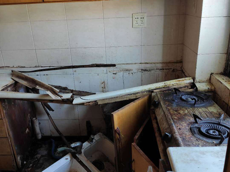 櫥柜拆除重裝：首先臺面是不能直接整體拆除的。在操作的時候需要跟安裝時所搬來部件一樣，先將吊柜一體拆下來然后才能將臺面板拆下來。最后再把柜體拆除。整體拆步驟比較的麻煩，需要有專業(yè)人員進(jìn)行。 1、裝置地柜：這是全體櫥柜裝置程序中的第1步。咱們在進(jìn)行裝置前應(yīng)當(dāng)先進(jìn)行地上的整理。最常見的地柜外型有L型和U型，咱們應(yīng)當(dāng)仔細(xì)丈量廚房的尺度，然后找到基準(zhǔn)點，做好地柜之間的銜接。 2、裝置吊柜：作為全體櫥柜裝置程序的第2步，咱們要確保吊柜裝置時銜接嚴(yán)密，水平線與臺面間隔適中。 3、裝置臺面：臺面的裝置放到第三步是為了削減差錯。 4、裝置五金：廚房用的五金有水龍頭、水槽、開關(guān)面板等。 5、裝置灶具：這是全體櫥柜裝置程序中的最終一步，油煙機之類灶具的裝置方位要經(jīng)過慎重考慮，電源孔巨細(xì)要合適。 6、調(diào)整柜門：調(diào)整門板是為確保柜門縫隙均勻及橫平豎直。地柜進(jìn)深一般為550毫米，吊柜為300毫米，提示消費者也能夠依據(jù)實際情況進(jìn)行調(diào)整。