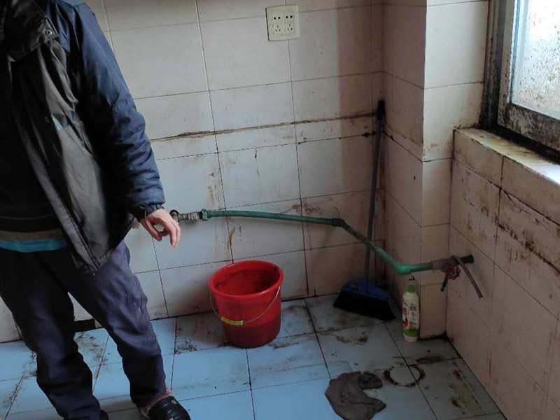 櫥柜拆除重裝：首先臺面是不能直接整體拆除的。在操作的時候需要跟安裝時所搬來部件一樣，先將吊柜一體拆下來然后才能將臺面板拆下來。最后再把柜體拆除。整體拆步驟比較的麻煩，需要有專業(yè)人員進(jìn)行。 1、裝置地柜：這是全體櫥柜裝置程序中的第1步。咱們在進(jìn)行裝置前應(yīng)當(dāng)先進(jìn)行地上的整理。最常見的地柜外型有L型和U型，咱們應(yīng)當(dāng)仔細(xì)丈量廚房的尺度，然后找到基準(zhǔn)點，做好地柜之間的銜接。 2、裝置吊柜：作為全體櫥柜裝置程序的第2步，咱們要確保吊柜裝置時銜接嚴(yán)密，水平線與臺面間隔適中。 3、裝置臺面：臺面的裝置放到第三步是為了削減差錯。 4、裝置五金：廚房用的五金有水龍頭、水槽、開關(guān)面板等。 5、裝置灶具：這是全體櫥柜裝置程序中的最終一步，油煙機之類灶具的裝置方位要經(jīng)過慎重考慮，電源孔巨細(xì)要合適。 6、調(diào)整柜門：調(diào)整門板是為確保柜門縫隙均勻及橫平豎直。地柜進(jìn)深一般為550毫米，吊柜為300毫米，提示消費者也能夠依據(jù)實際情況進(jìn)行調(diào)整。