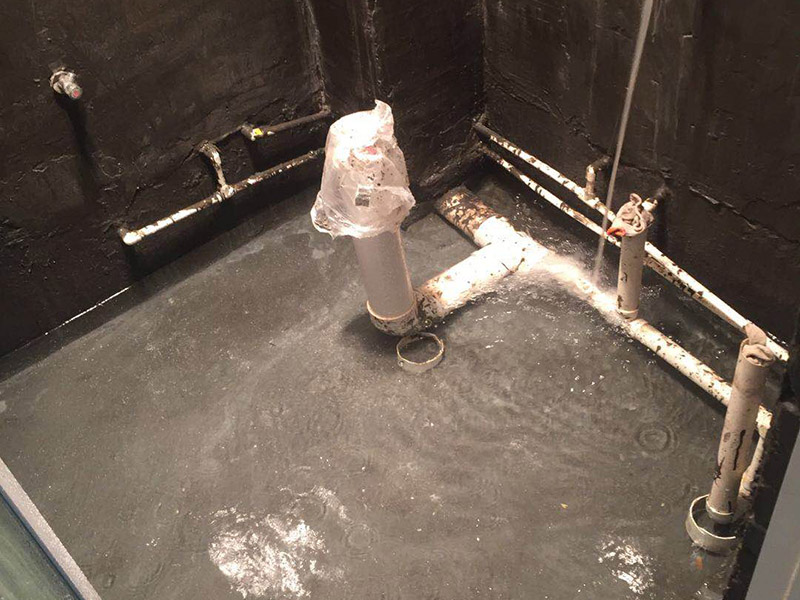 衛(wèi)生間閉水試驗(yàn)：堵：將地面所有排水口（地漏、豎管等）全部堵住，如果衛(wèi)生間地面太高，應(yīng)該在門(mén)口砌一個(gè)水泥臺(tái)，防止水外流。 注：向衛(wèi)生間內(nèi)注水，注水高度不低于20mm（一般不超過(guò)40mm）&mdash;&mdash;衛(wèi)生間地面是有坡度的，這里的高度，應(yīng)該在坡度最高的地方測(cè)量。 如果墻面也做了防水，在注水的過(guò)程中，應(yīng)該同時(shí)向墻壁上淋水。 注水后，保持24~48小時(shí)。