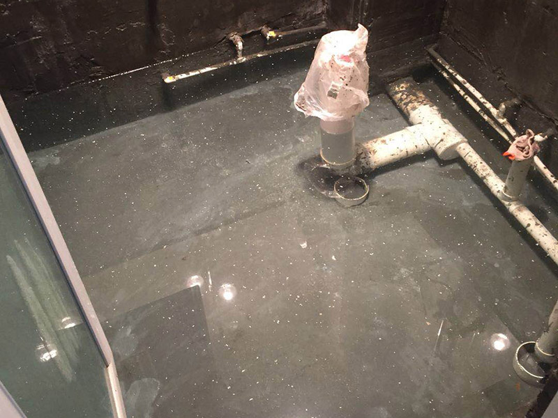 衛(wèi)生間閉水試驗(yàn)：堵：將地面所有排水口（地漏、豎管等）全部堵住，如果衛(wèi)生間地面太高，應(yīng)該在門(mén)口砌一個(gè)水泥臺(tái)，防止水外流。 注：向衛(wèi)生間內(nèi)注水，注水高度不低于20mm（一般不超過(guò)40mm）&mdash;&mdash;衛(wèi)生間地面是有坡度的，這里的高度，應(yīng)該在坡度最高的地方測(cè)量。 如果墻面也做了防水，在注水的過(guò)程中，應(yīng)該同時(shí)向墻壁上淋水。 注水后，保持24~48小時(shí)。