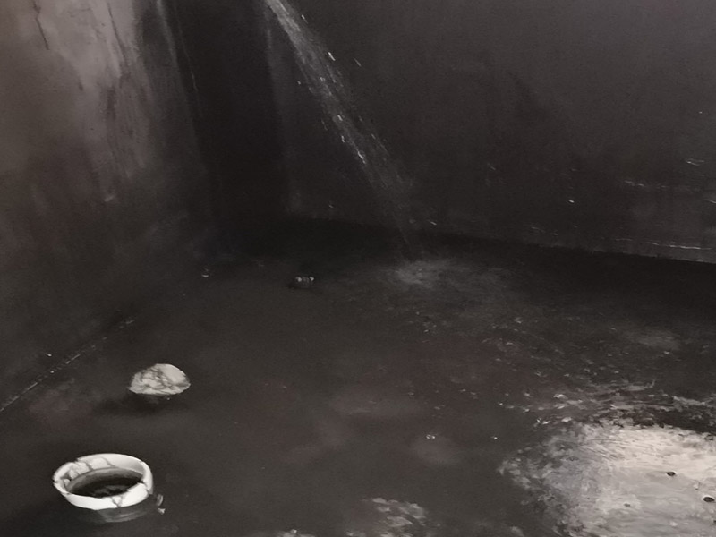 衛(wèi)生間閉水試驗(yàn)：堵：將地面所有排水口（地漏、豎管等）全部堵住，如果衛(wèi)生間地面太高，應(yīng)該在門(mén)口砌一個(gè)水泥臺(tái)，防止水外流。 注：向衛(wèi)生間內(nèi)注水，注水高度不低于20mm（一般不超過(guò)40mm）&mdash;&mdash;衛(wèi)生間地面是有坡度的，這里的高度，應(yīng)該在坡度最高的地方測(cè)量。 如果墻面也做了防水，在注水的過(guò)程中，應(yīng)該同時(shí)向墻壁上淋水。 注水后，保持24~48小時(shí)。