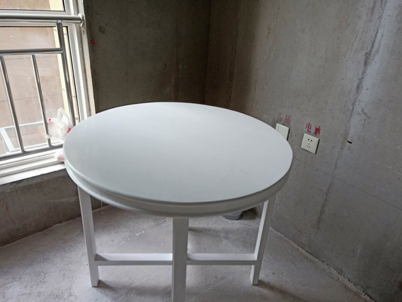 舊家具翻新：家具刷油漆首先要根據(jù)木材表面粗糙、堅硬程度選擇型號相當?shù)纳凹堖M行打磨。刷底漆，根據(jù)木材的密度調(diào)整底漆的稠度，硬木密度高，油漆可以調(diào)稀一點，軟木則要調(diào)黏稠一點。刷漆時，應(yīng)順著木材的紋理均勻涂刷，切忌過厚，待完全干燥后用砂紙打磨，直至手感光滑、無突起為止，用潮濕的軟布擦拭幾遍，最后擦干。刷第二遍漆，以蓋住第一遍漆為準，然后用水砂紙順著刷漆方向輕輕均勻打磨。刷第三遍漆，刷后用更細的水砂紙蘸水打磨，力度不要太猛，打磨要均勻。最后一遍漆，無須打磨，上一層保護蠟即可。