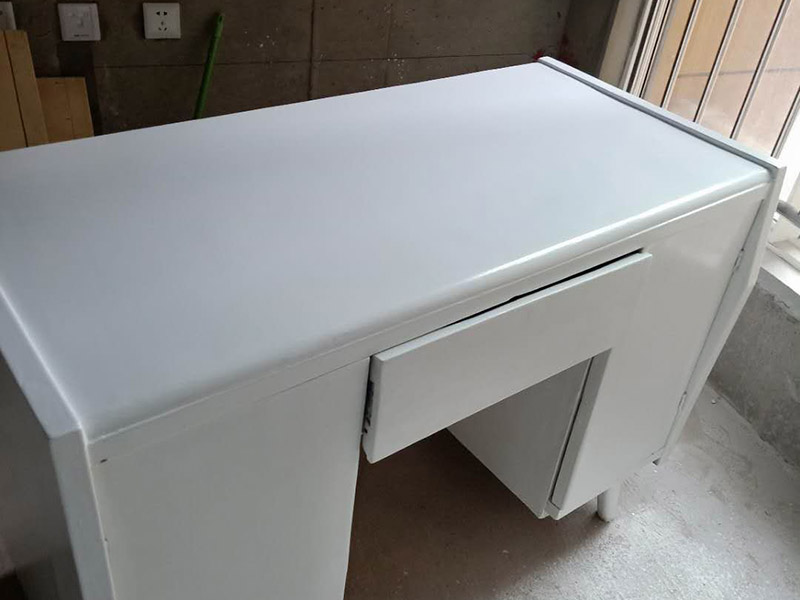 舊家具翻新：家具刷油漆首先要根據(jù)木材表面粗糙、堅硬程度選擇型號相當?shù)纳凹堖M行打磨。刷底漆，根據(jù)木材的密度調(diào)整底漆的稠度，硬木密度高，油漆可以調(diào)稀一點，軟木則要調(diào)黏稠一點。刷漆時，應(yīng)順著木材的紋理均勻涂刷，切忌過厚，待完全干燥后用砂紙打磨，直至手感光滑、無突起為止，用潮濕的軟布擦拭幾遍，最后擦干。刷第二遍漆，以蓋住第一遍漆為準，然后用水砂紙順著刷漆方向輕輕均勻打磨。刷第三遍漆，刷后用更細的水砂紙蘸水打磨，力度不要太猛，打磨要均勻。最后一遍漆，無須打磨，上一層保護蠟即可。